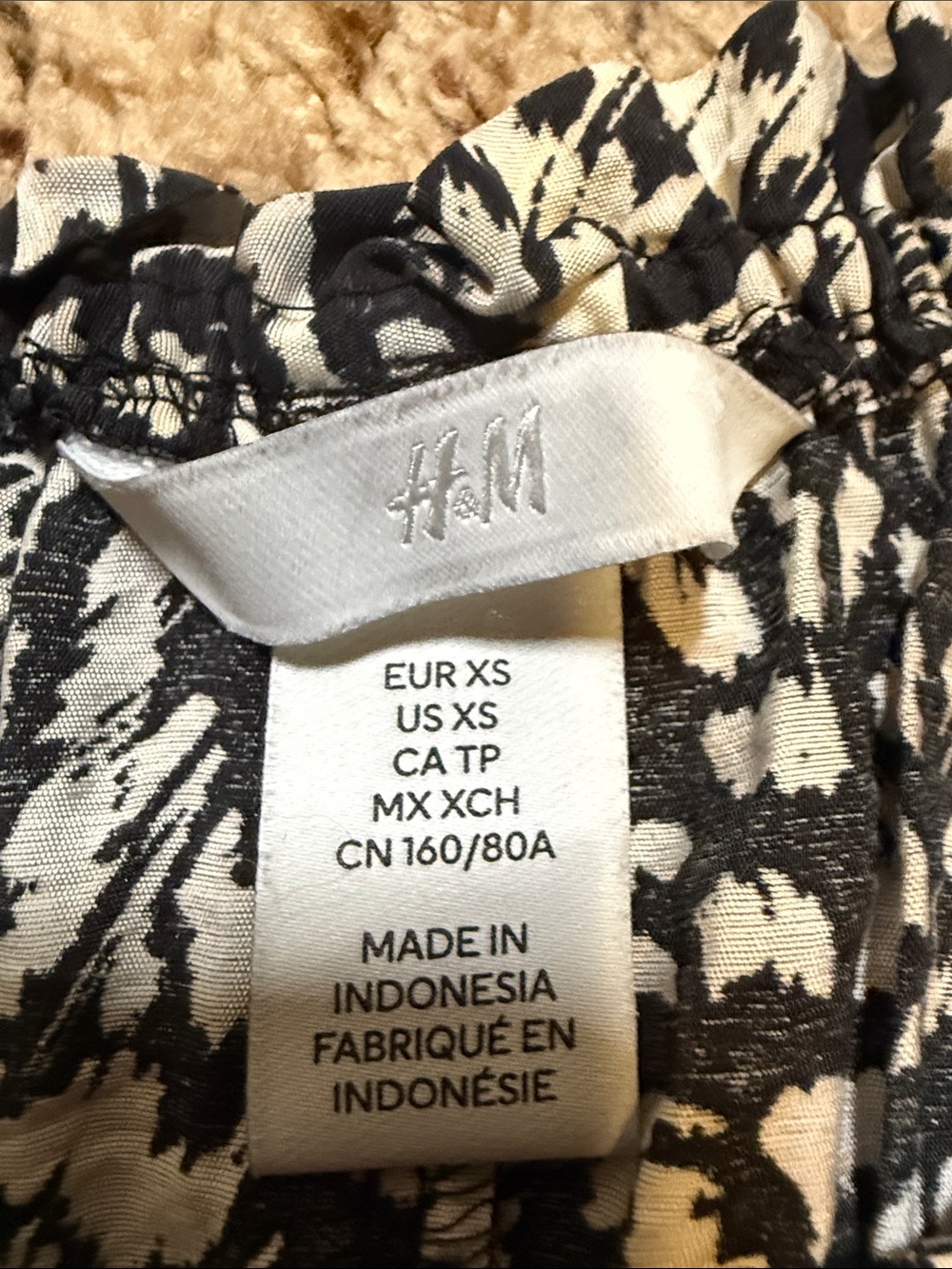 H&M Black and White Puff Sleeve Smocked Waist Casual Dress - Picture 2 of 5